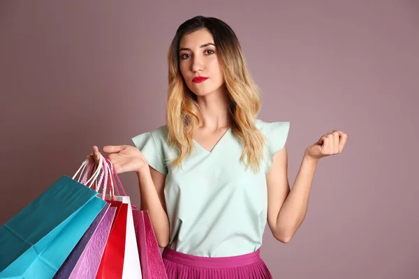 Bella Giovane Donna Con Borse Della Spesa Sfondo Colore — Foto Stock