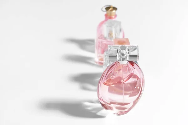 Flaschen Parfüm Auf Weißem Hintergrund — Stockfoto