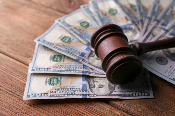 Судья молоток с долларовыми купюрами на деревянном столе. Концепция коррупции
