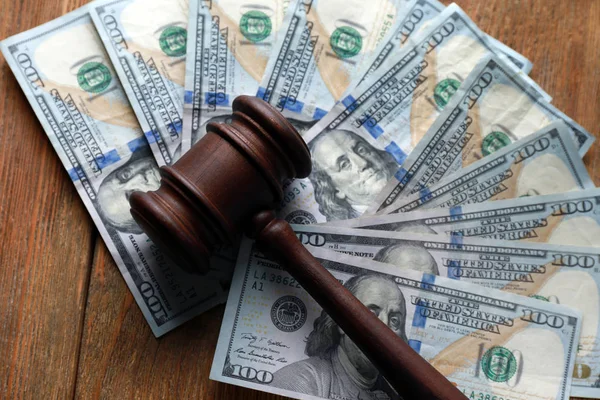 Martelo Juiz Com Notas Dólar Mesa Madeira Conceito Corrupção — Fotografia de Stock