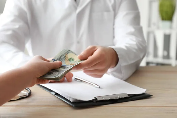 Dokter Nemen Van Smeergeld Van Vrouw Aan Tafel Corruptie Concept — Stockfoto