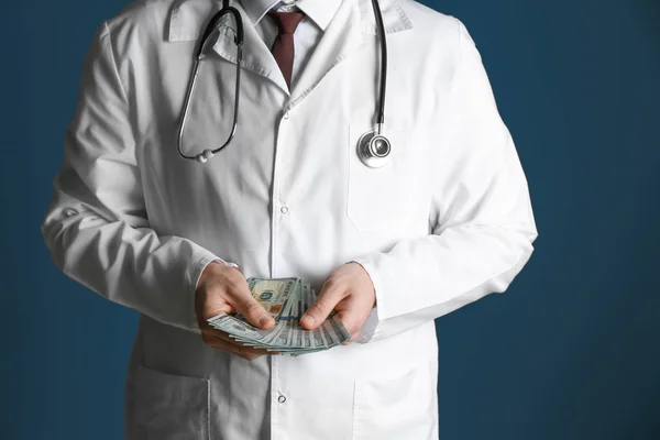 Doutor Com Suborno Sobre Fundo Cor Conceito Corrupção — Fotografia de Stock