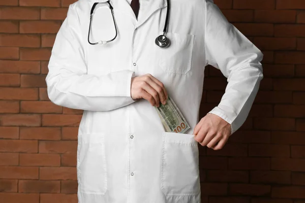 Dokter Smeergeld Aanbrengend Zak Buurt Van Bakstenen Muur Corruptie Concept — Stockfoto