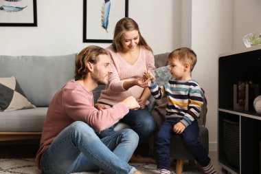 mutlu bir aile evde vakit