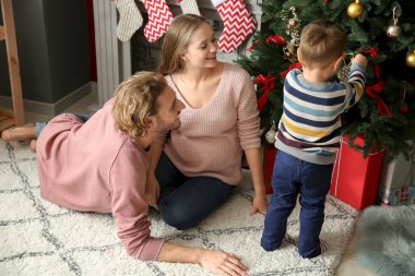 Mutlu aile süslemeleri evde Noel ağacı