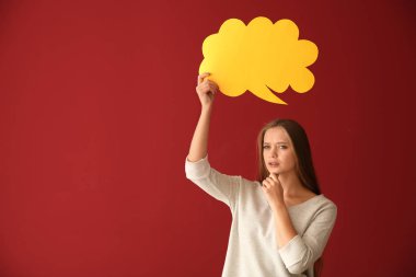 Boş konuşma balonu renk arka plan üzerinde düşünceli genç kadın