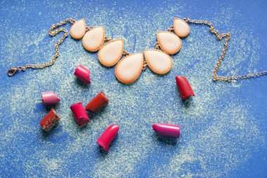 Kolye renk arka plan üzerinde ile kırık rujlar