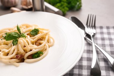 Lezzetli makarna carbonara gri tablo, closeup ile plaka
