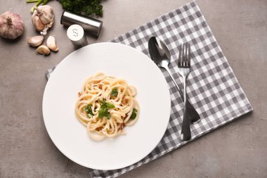 Lezzetli makarna carbonara gri tablo ile plaka