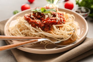 Lezzetli makarna bolognese gri tablo ile plaka