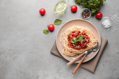 Lezzetli makarna bolognese gri tablo ile plaka