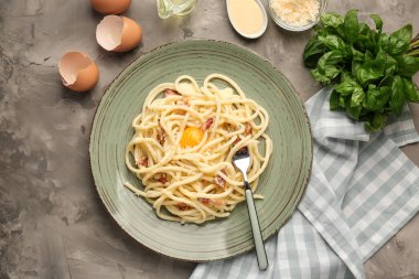 Lezzetli makarna carbonara gri tablo ile plaka