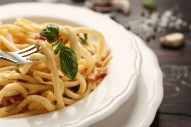 Lezzetli makarna carbonara, closeup ile plaka