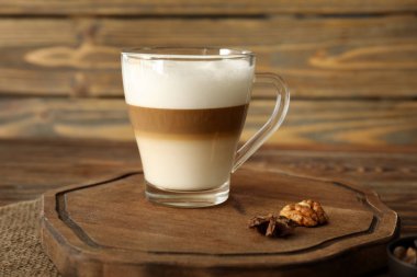 Cam fincan lezzetli aromatik latte ahşap tahta üzerinde