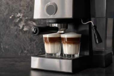 Kahve makinesi latte üzerinde karanlık tablo yapma