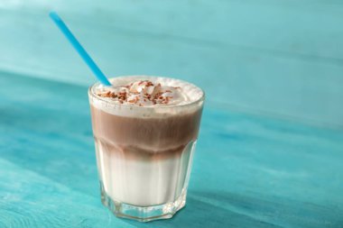 Lezzetli aromatik kahve renk tablosu üzerinde bardak