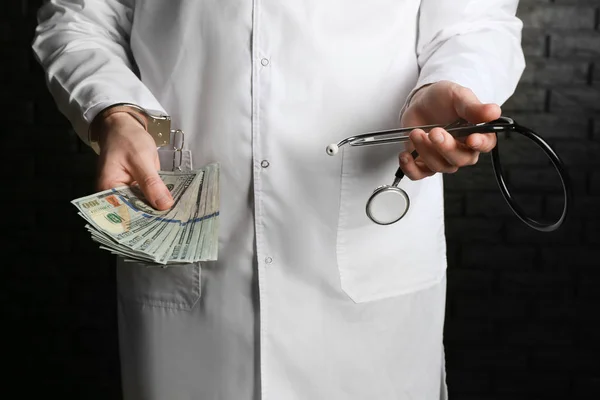Doutor Algemado Com Suborno Fundo Escuro Conceito Corrupção — Fotografia de Stock