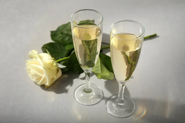 Glazen Champagne Met Bloem Grijze Tafel — Stockfoto