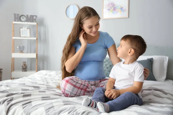 Junge Schwangere Frau Mit Ihrem Süßen Kleinen Sohn Hause — Stockfoto