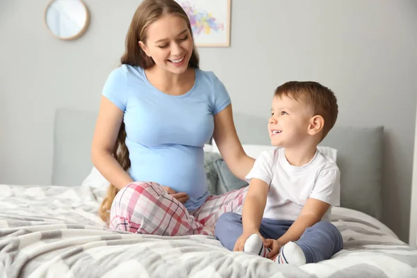 Mujer Embarazada Joven Con Pequeño Hijo Lindo Casa — Foto de Stock