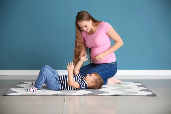 Joven Embarazada Jugando Con Lindo Hijo Pequeño Alfombra Cerca Pared —  Fotos de Stock