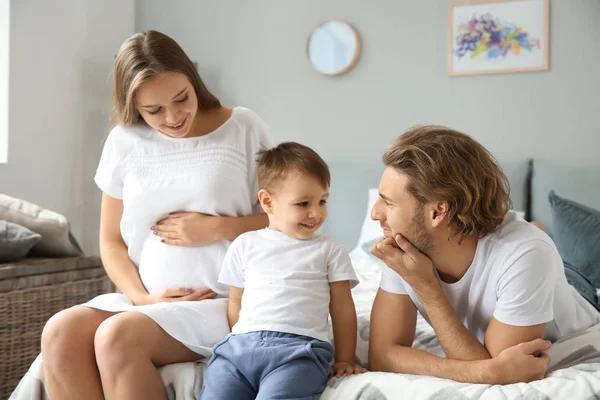 年轻孕妇与家人在卧室 — 图库照片