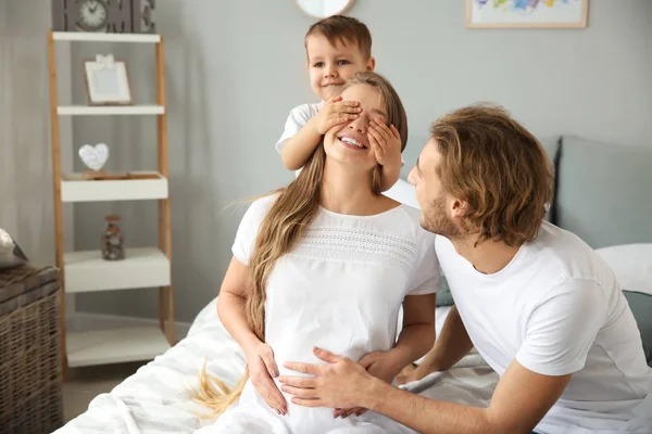 Família Feliz Jogando Casa — Fotografia de Stock