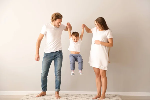 Famille Heureuse Jouant Près Mur Blanc — Photo