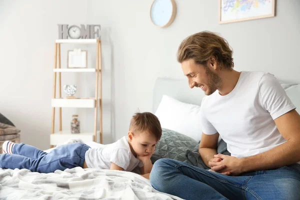 Father His Cute Little Son Bed Home — Stock Photo, Image