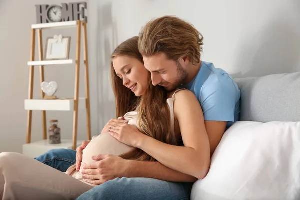 Junge Schwangere Frau Mit Ehemann Ruht Sich Schlafzimmer Aus — Stockfoto