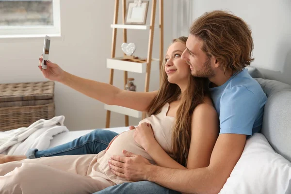 Jeune Femme Enceinte Avec Son Mari Prenant Selfie Dans Chambre — Photo