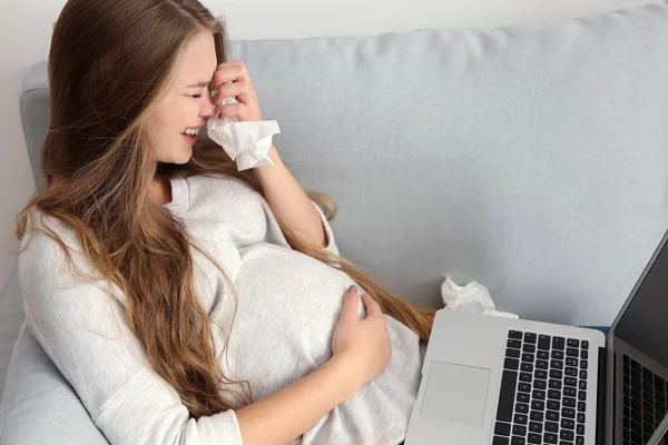 Mladá Těhotná Žena Laptopem Pláče Doma Důvodu Změny Nálady — Stock fotografie