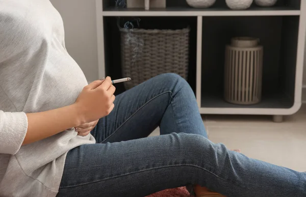 喫煙家で若い妊婦 — ストック写真