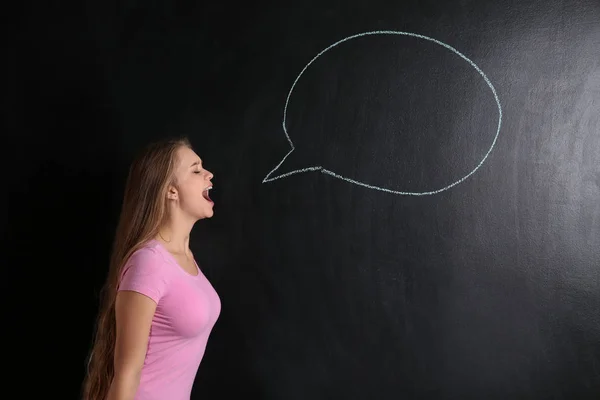 Schreeuwen Van Jonge Vrouw Buurt Van Lege Tekstballon Getekend Blackboard — Stockfoto