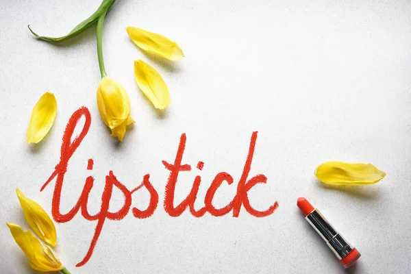 Word Lipstick Yellow Tulip Petals Light Background — Stock Photo, Image