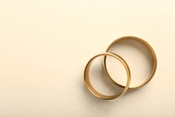 Hermosos Anillos Boda Sobre Fondo Claro —  Fotos de Stock