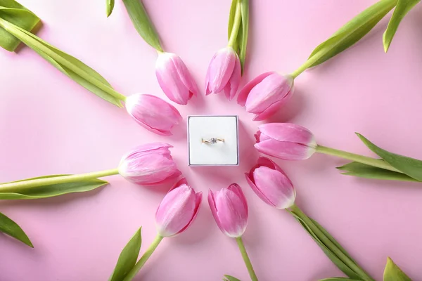 Beautiful Engagement Ring Tulips Color Background Flat Lay — Stock Photo, Image