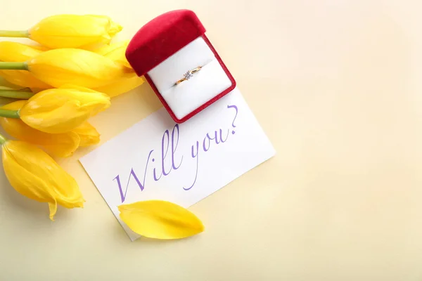 Güzel Nişan Yüzüğü Açık Renkli Lale Ile Kutu — Stok fotoğraf