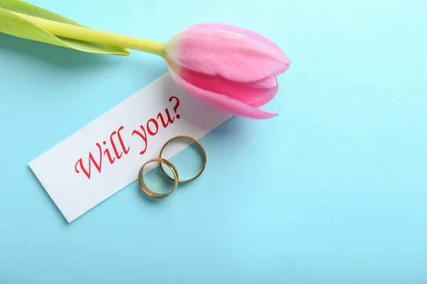 Hermosos Anillos Boda Con Tulipán Fondo Color —  Fotos de Stock