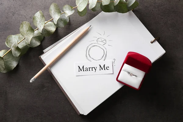 Beautiful Engagement Ring Paper Text Marry Grey Table — Stock Photo, Image