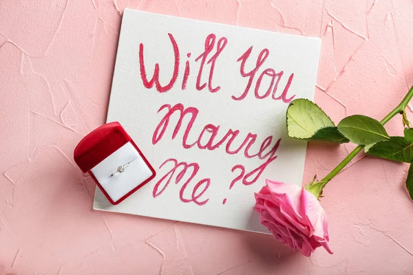 Willst Mich Heiraten Und Verlobungsring Auf Farbigem Hintergrund — Stockfoto