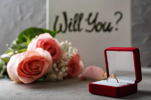Güzel Nişan Yüzüğü Gri Tablo Güllerinin Kutu — Stok fotoğraf