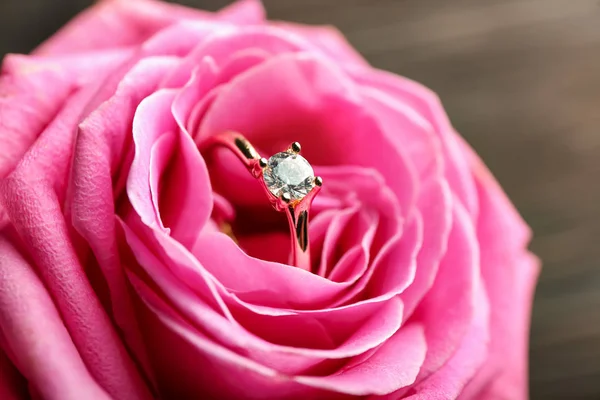 Rose Beautiful Engagement Ring Closeup — Stock Photo, Image