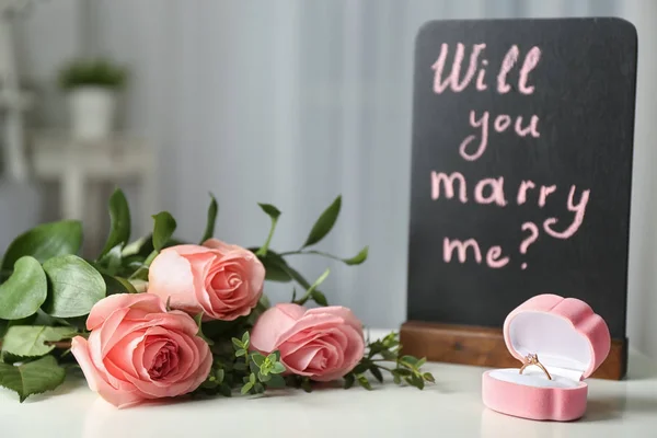 Box Beautiful Engagement Ring Roses Light Table — Stock Photo, Image