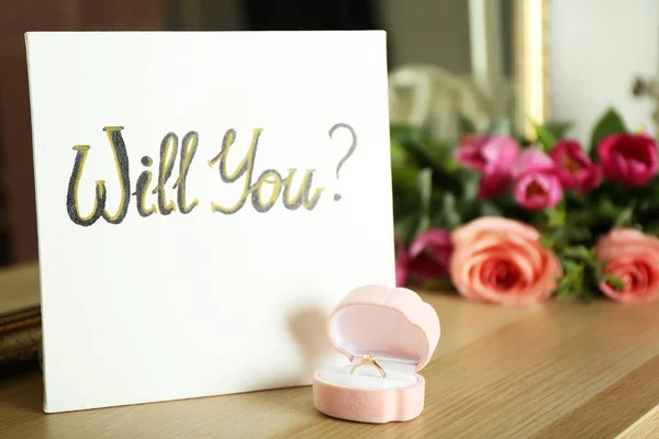 Ahşap Masa Üzerinde Güzel Nişan Yüzüğü Ile Kutu Evlenme Teklifi — Stok fotoğraf
