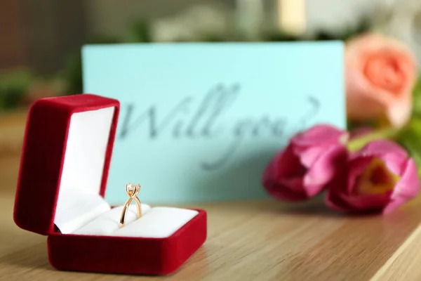 Caja Con Hermoso Anillo Compromiso Mesa Madera Propuesta Matrimonio — Foto de Stock