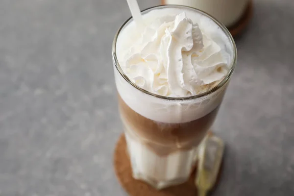 Copo Latte Aromático Saboroso Mesa Cinza — Fotografia de Stock