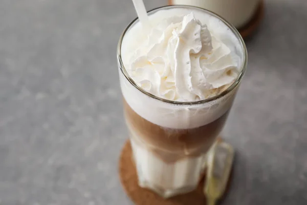 Gri Masada Lezzetli Aromatik Latte Bardak — Stok fotoğraf