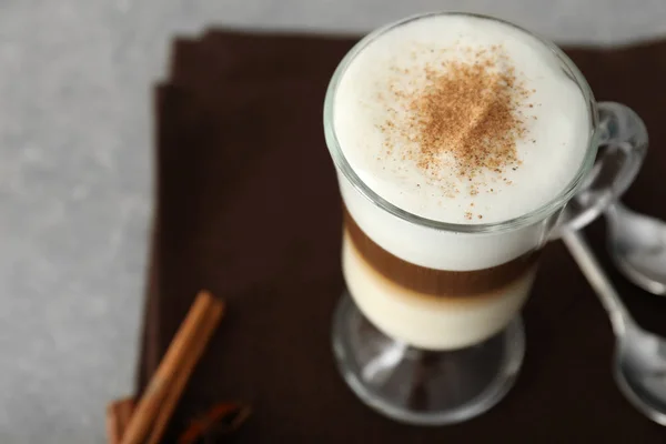 Copa Vidrio Sabroso Café Con Leche Aromática Mesa — Foto de Stock