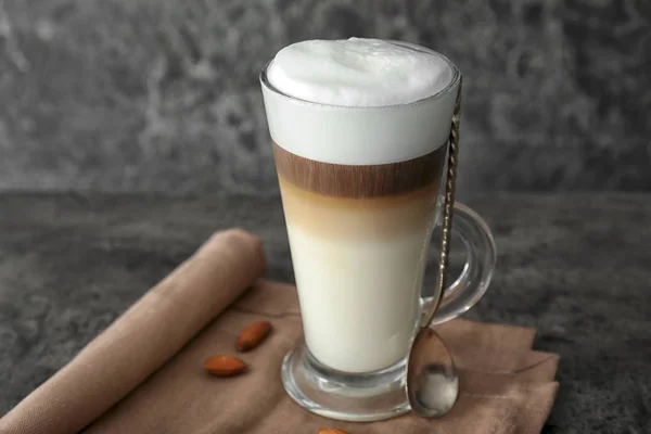 Üveg Csésze Ízletes Aromás Latte Szürke Tábla — Stock Fotó